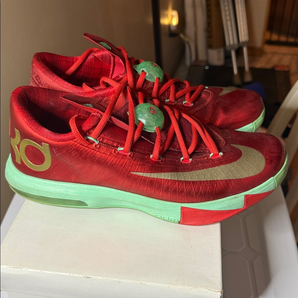 Nike Kevin Durant KD6 Christmas 
Size 10.5
Do not have have the original box